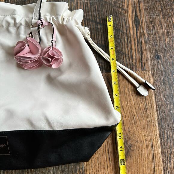 Victoria’s Secret Black & White Drawstring Tote Bag Pink Interior Floral Charm - Picture 8 of 10